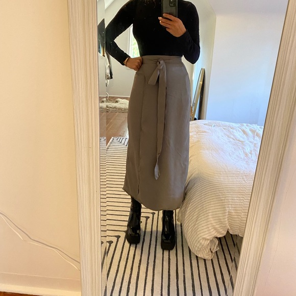 Gorgeous Zara midi length wrap skirt in grey - Picture 1 of 8